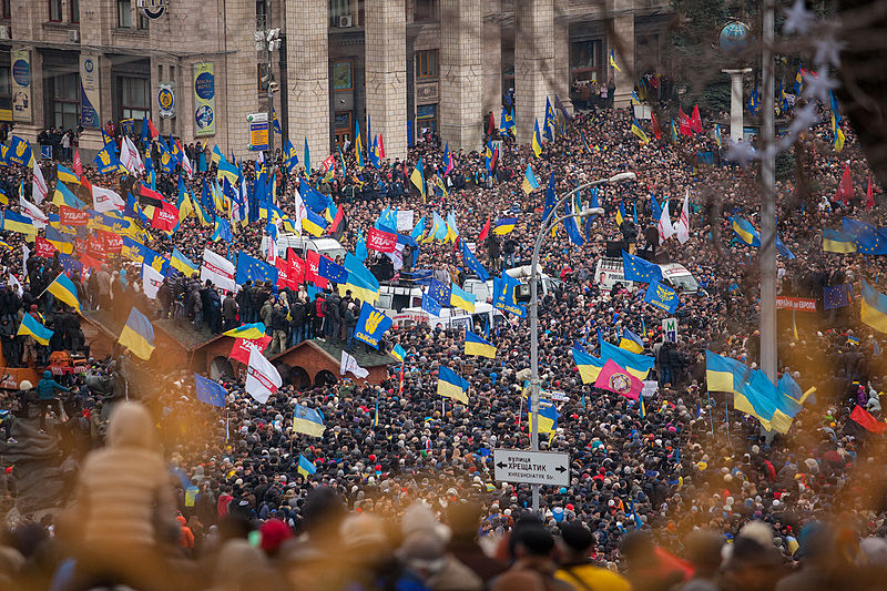 EUROMAIDAN. Demonstration på Självständighetstorget i Kiev, för EU och mot president Janukovytj. Bild Nwassa Gnatoush via Wikimedia.